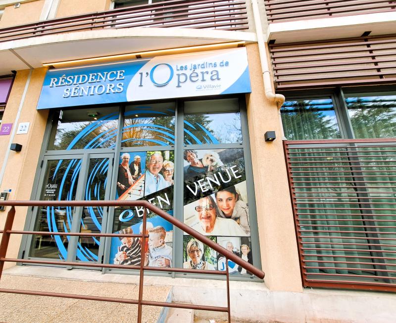 Résidence Services Seniors Villavie - Les Jardins de l'Opéra : L'entrée de la résidence Les Jardins de L'opéra, Saint-Etienne, Cours Nadaud