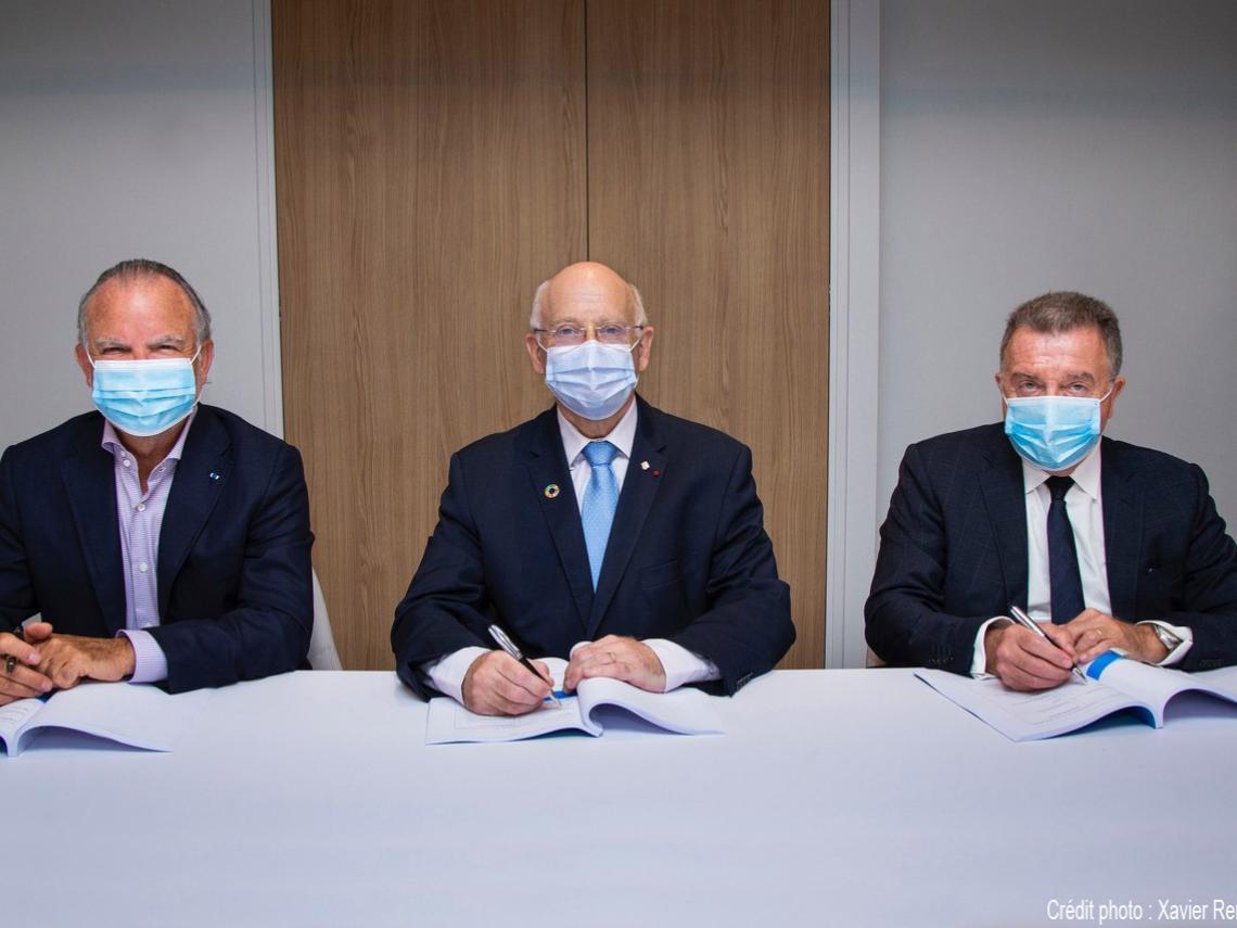 De gauche à droite : Alain Dinin, Président de Nexity, André Renaudin, Directeur général d'AG2R LA MONDIALE, Jean-Marie Fournet, Président-Directeur général d'Ægide-Domitys