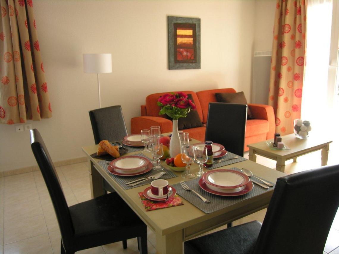 LES ESSENTIELLES - Sainte-Soulle : Le salon d'un appartement