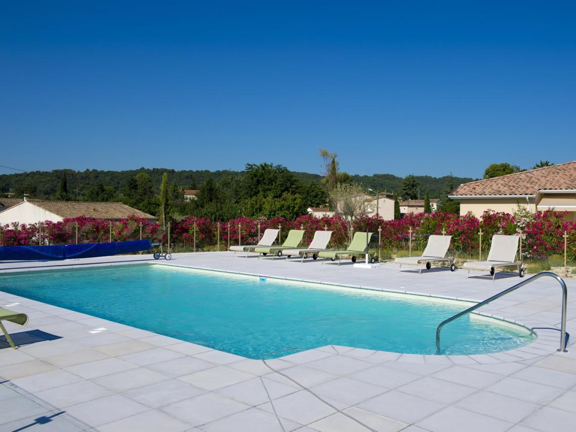 Résidence Les Senioriales de Cavillargues : Les Senioriales de Cavillargues et la piscine