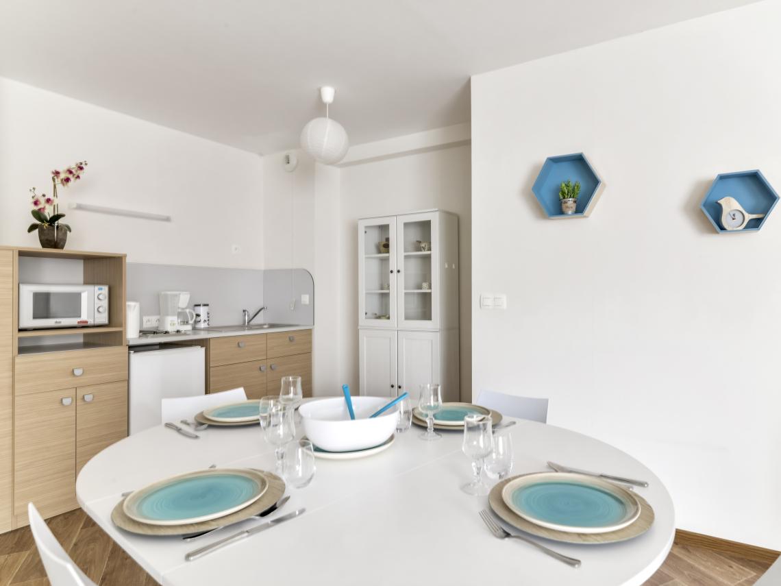 Résidence Senior Les Girandières de Valenciennes : Appartement deux pièces, coin cuisine salle à manger