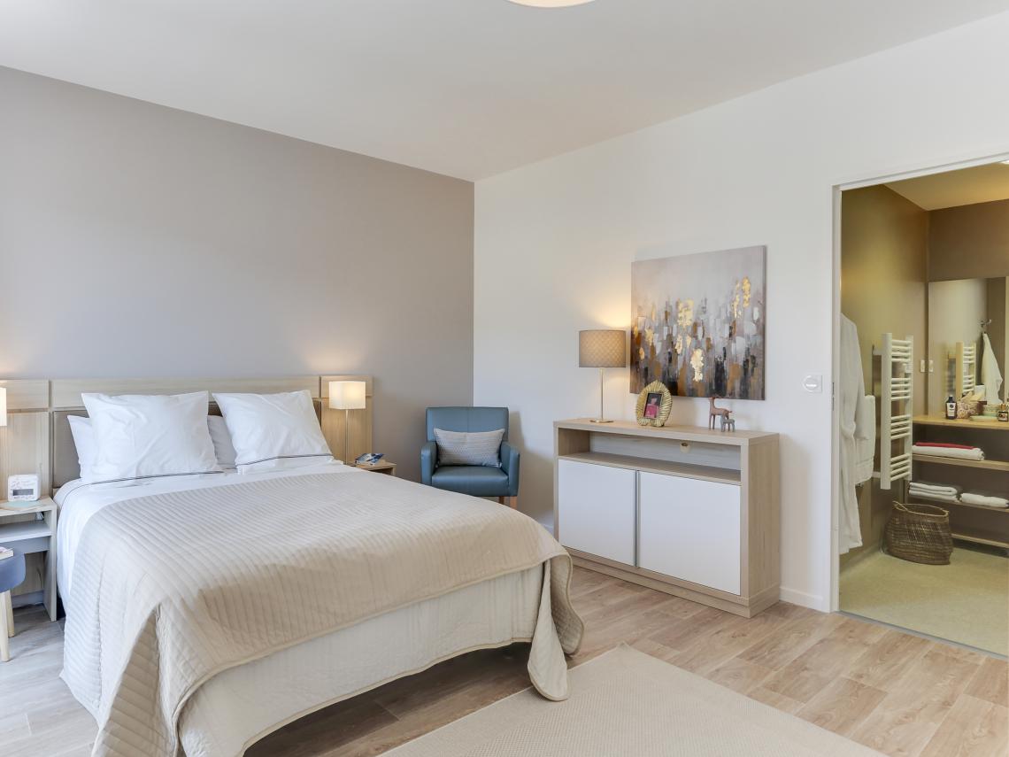 Résidence Seniors Les Girandières de Bourgoin-Jallieu : Appartement deux pièces, chambre
