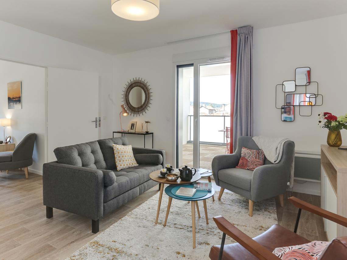 Résidence Seniors Les Girandières de Bourgoin-Jallieu : Appartement deux pièces, salon