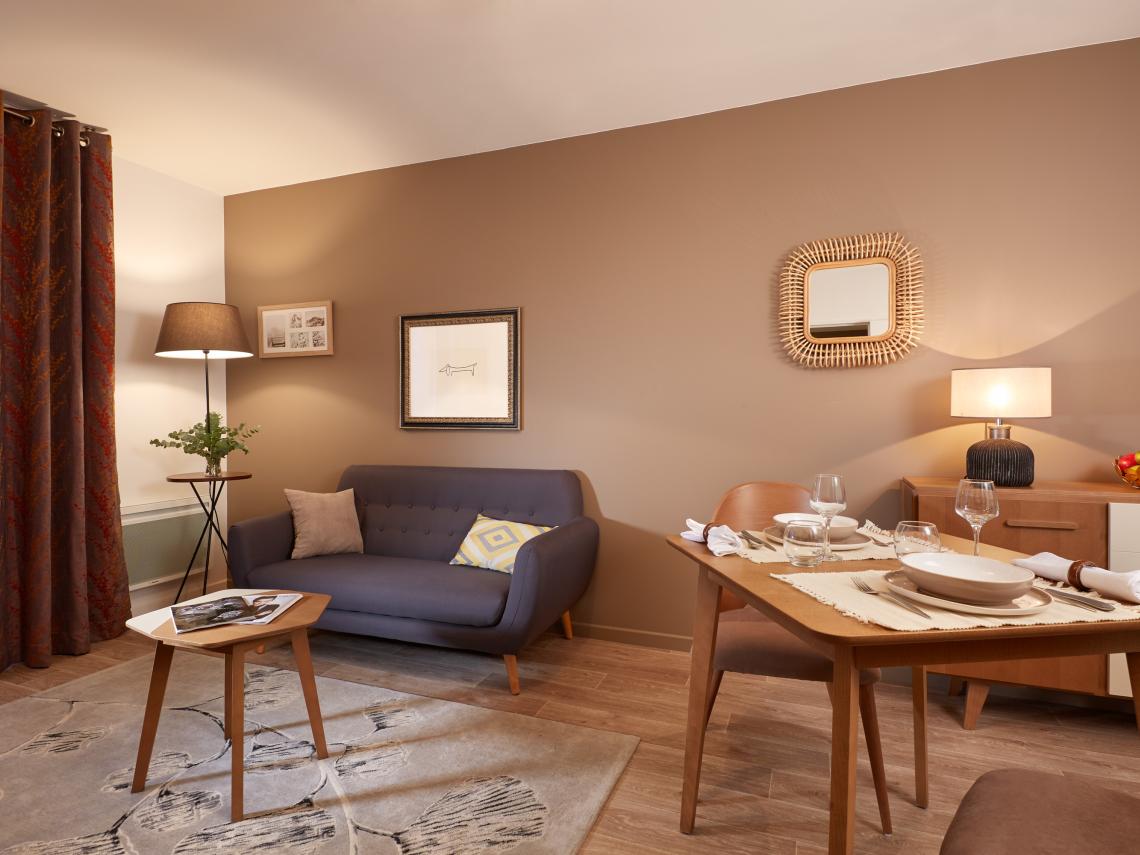 Résidence Seniors Les Girandières de L'Isle d'Abeau : Appartement deux pièces, salon