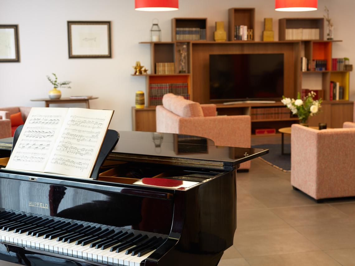 Résidence Seniors Les Girandières de L'Isle d'Abeau : Piano dans le salon TV