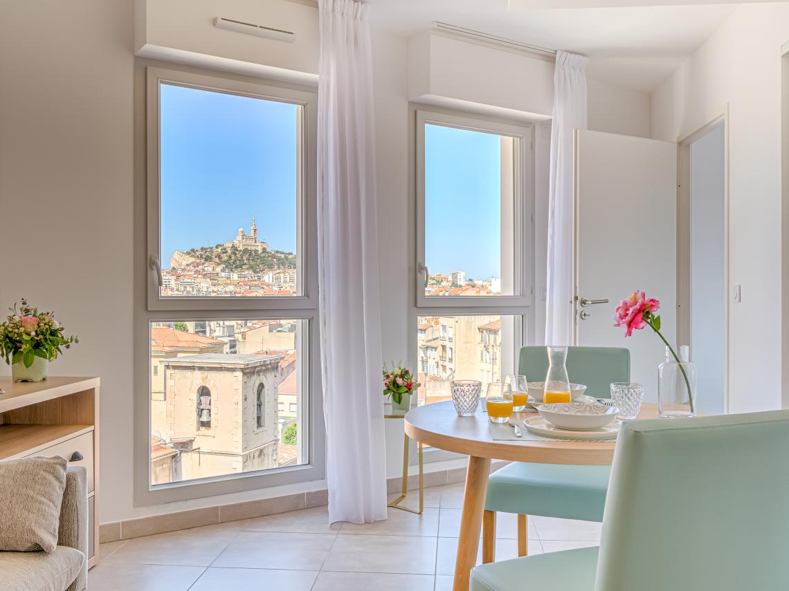 Résidence Seniors Les Girandières de Marseille : Appartement deux pièces, salon