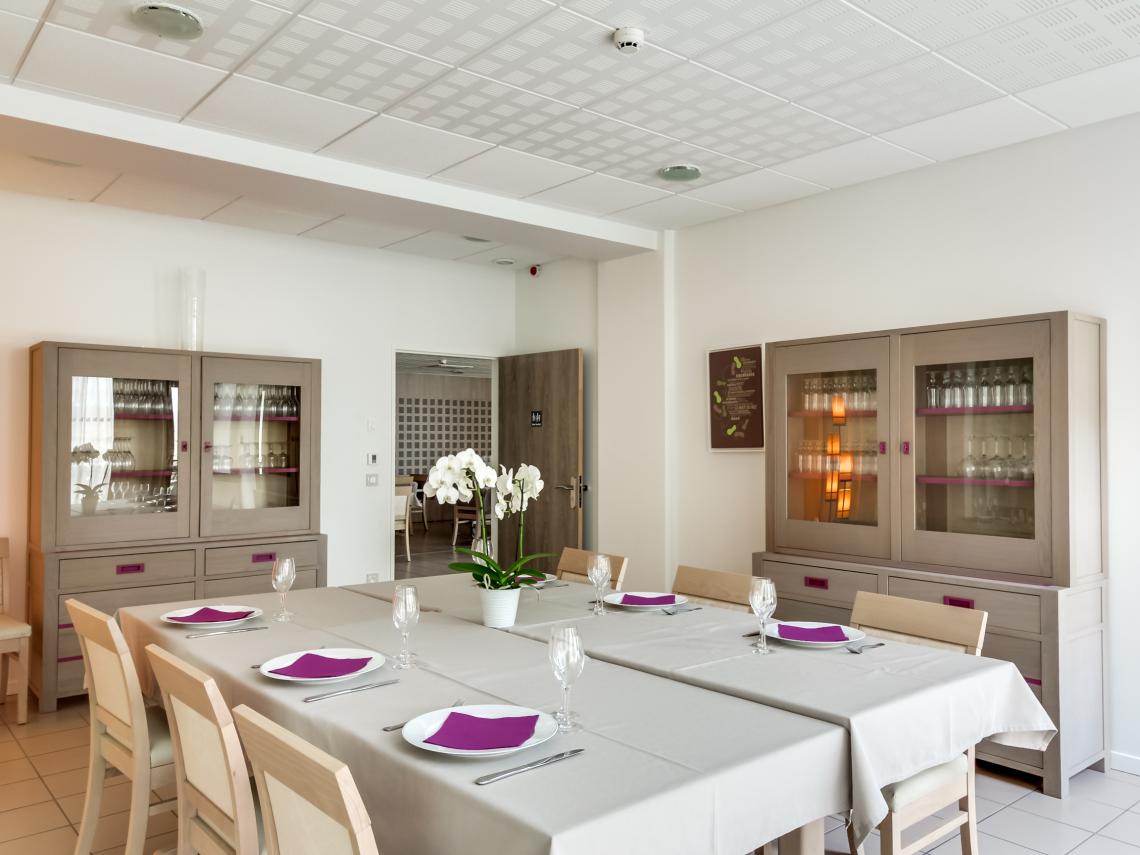 Résidence Seniors Les Girandières de Tarbes : Salon familial disponible pour vos réceptions