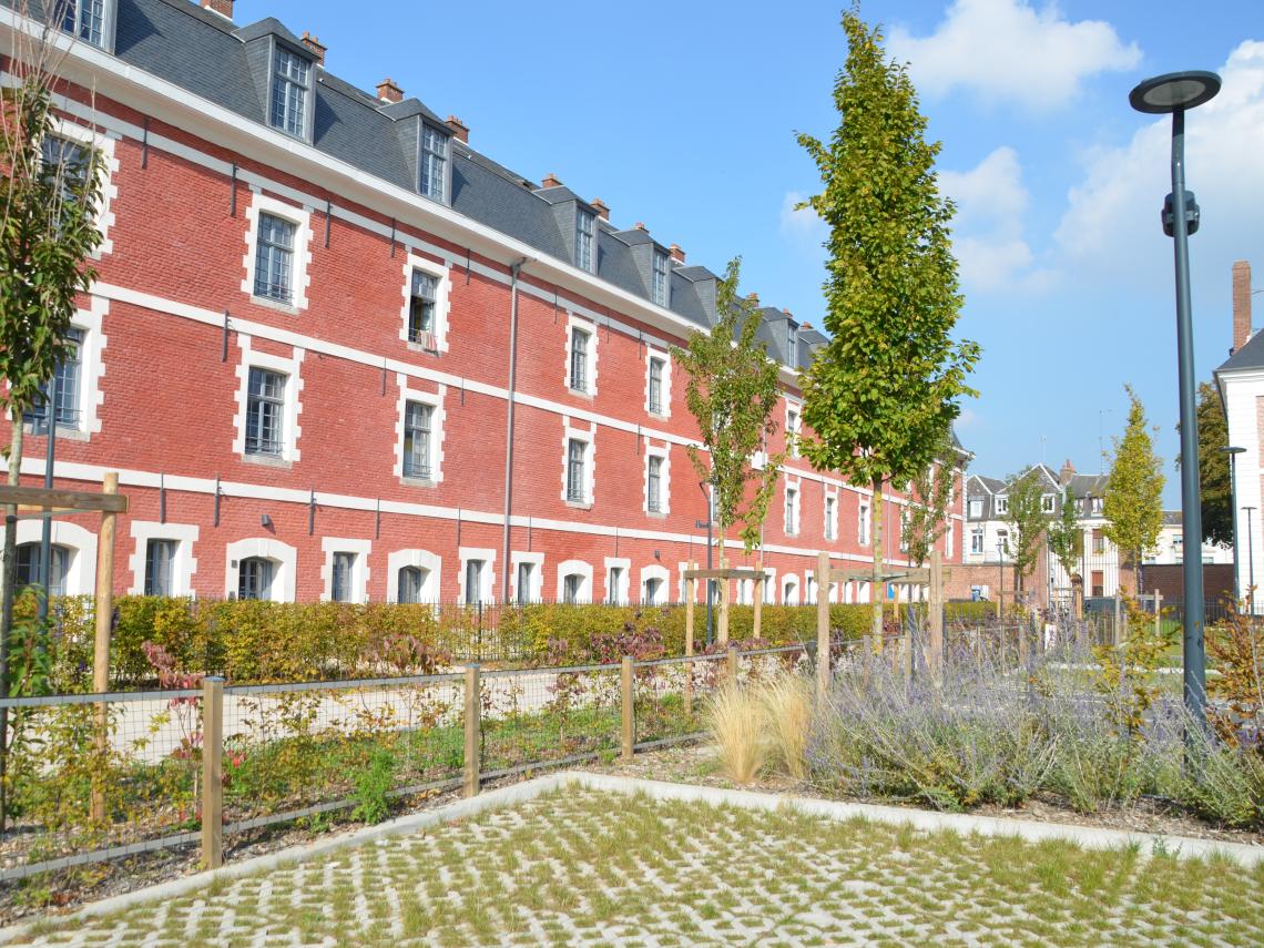COGEDIM Club® - Résidence Les Jardins d'Artois : Façade de la résidence services seniors Cogedim Club à Arras