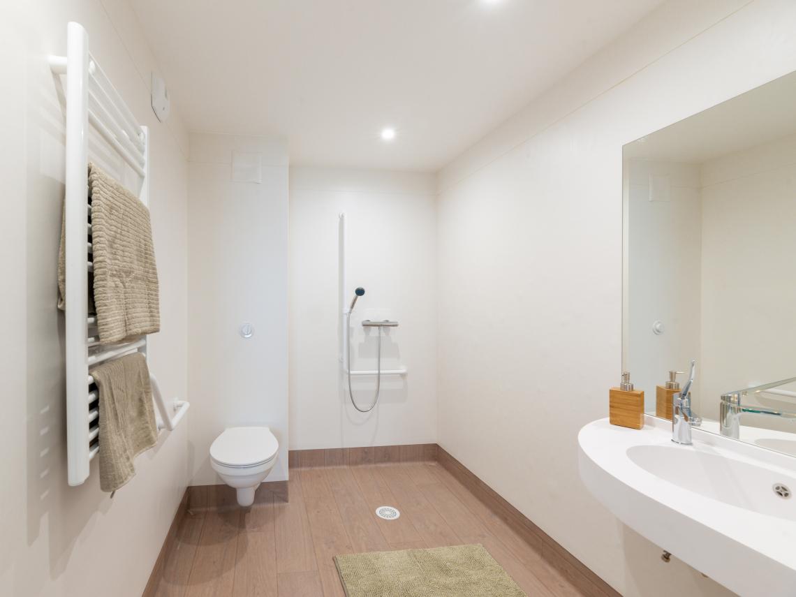 Résidence Mobicap ABBEVILLE : Salle de douche à l'italienne