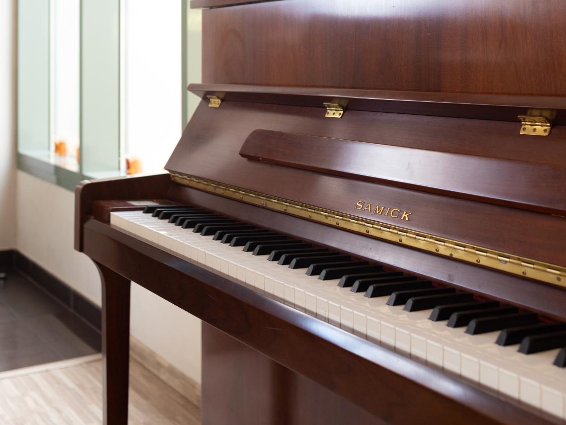 Les Essentielles Sainte-Soulle - Résidence Seniors : Piano espace commun