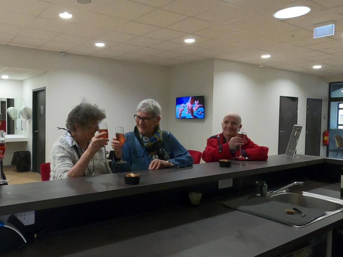 Résidence Services Séniors de Montignac-Lascaux : Des résidentes au bar
