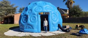  alt="Villeneuve-Loubet : un planétarium gonflable s'installe à la résidence seniors Stella pour un après-midi sous les étoiles"