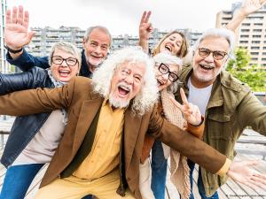 alt="À partir de quel âge peut-on entrer en résidence services seniors ?"