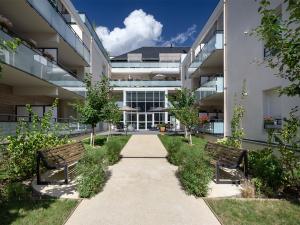 alt="La résidence SENIORIALES de Saint-Avertin dans le Val de Loire souffle sa dixième bougie !"