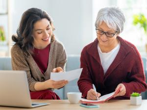 alt="Quelles sont les aides financières dont on peut bénéficier en résidence senior ?"
