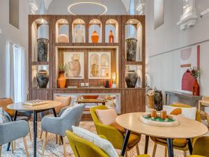  alt="Cet hiver, pour rompre la solitude des seniors, Les Jardins d'Arcadie proposent des Courts Séjours festifs !"