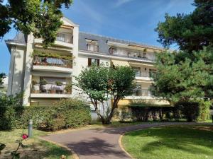  alt="La résidence senior Les Hespérides de Bourg-La-Reine reprise par le groupe DOMITYS"