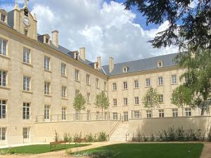 alt="Résidence senior Les Jardins d'Arcadie de Poitiers : une première année riche en événements dans un site d'exception"