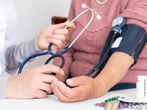  alt="Les équipes des résidences seniors comprennent-elles du personnel soignant ?"