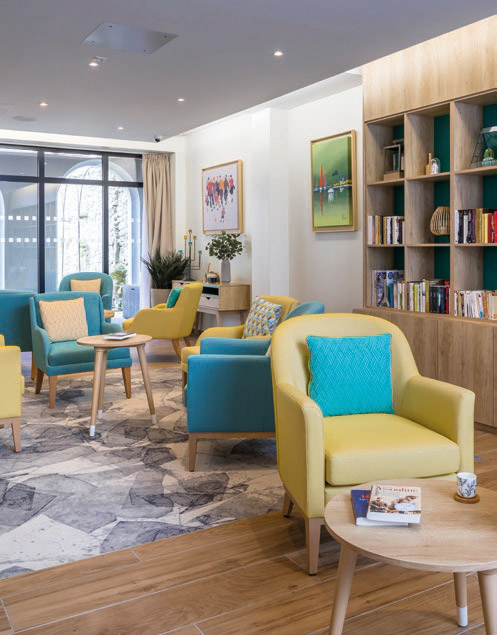 : Exemple de décoration du salon bibliothèque du Clos des Vénètes Résidence Cogedim Club® à Vannes