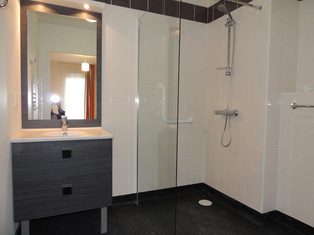 Résidence Les Essentielles Scamaroni Séniors : Salle de bain