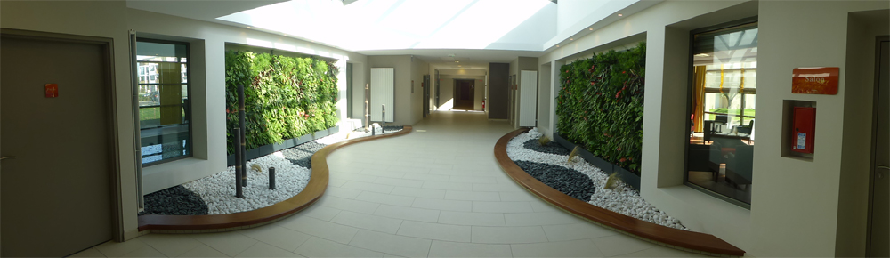 : Panoramique de l'entrée du patio de la résidence