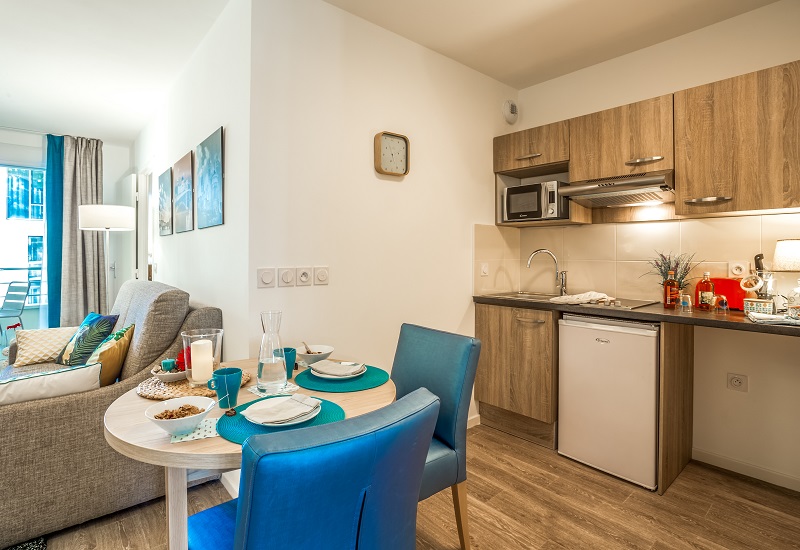 Résidence Seniors Les Girandières de Villeurbanne : Appartement deux pièces, coin cuisine