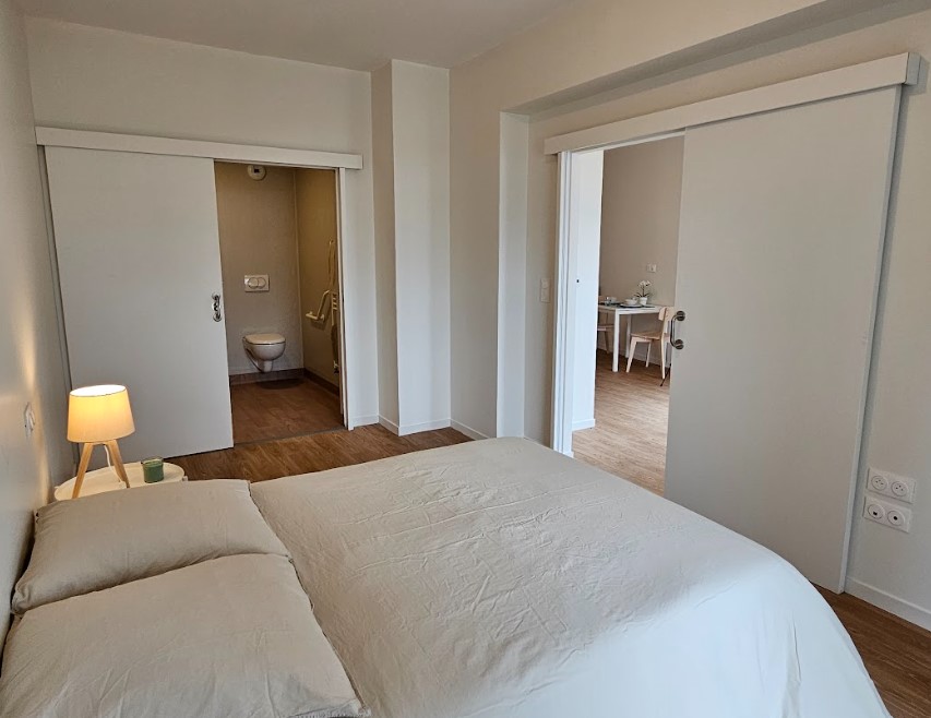 Résidence MOBICAP BOURGES : CHAMBRE SUR SALLE DE DOUCHE MOBICAP