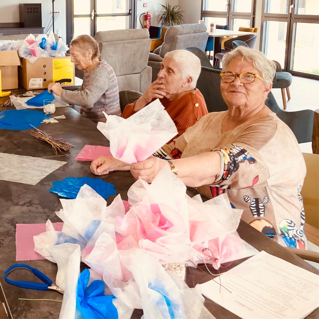 Résidence Services Séniors de Montignac-Lascaux : Atelier confection des fleurs pour la félibrée